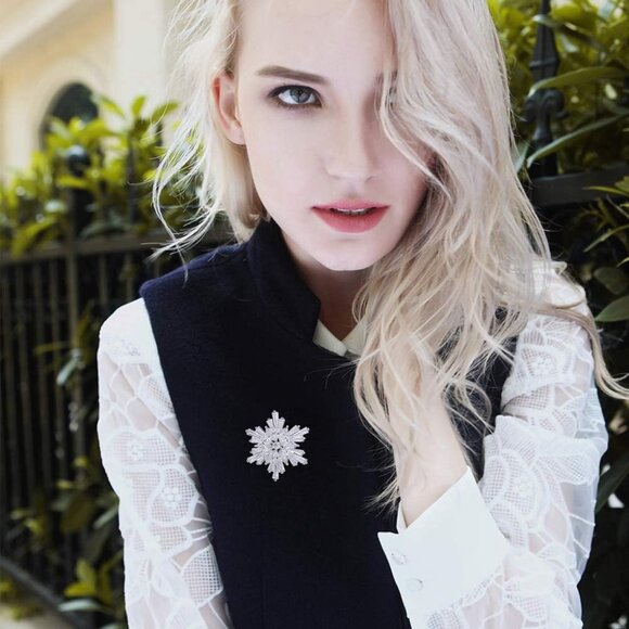 OKA Clear Austrian Crystal Winter Snowflake Brooch Pin, Elegant White Crystal Br - Picture 9 of 9